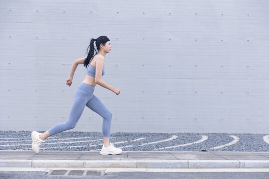 跑步跃起的运动装女性