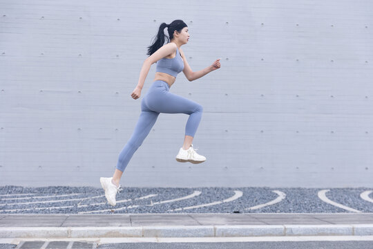 城市穿运动装跑步的女性