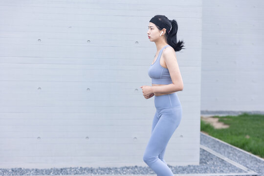 城市户外运动装跑步的女性