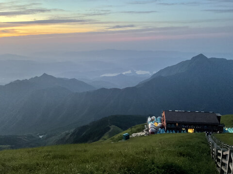 山坡帐篷