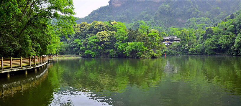 深山湖泊河流