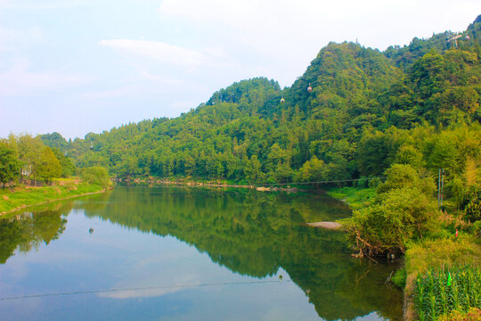 青山水中倒影