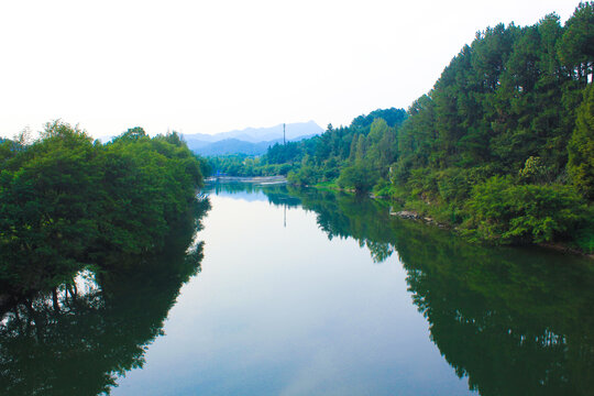 青山水中倒影