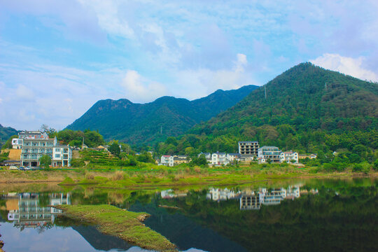 青山水中倒影