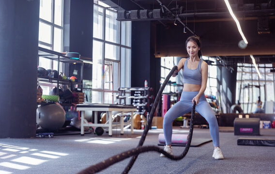 健身房女性使用格斗绳