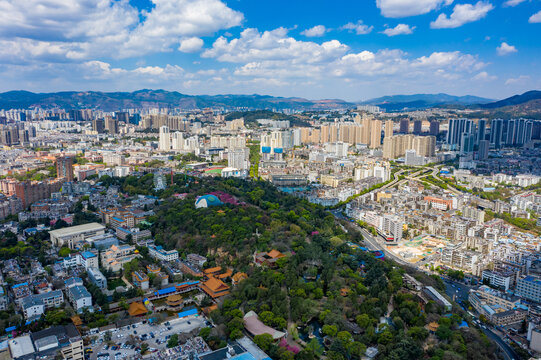 航拍云南昆明圆通山动物园景区