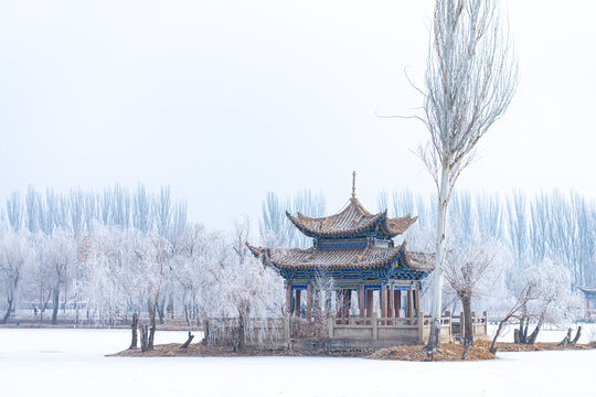 结冰湖泊中小岛古亭雪景