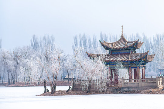 结冰湖泊中小岛古亭雪景