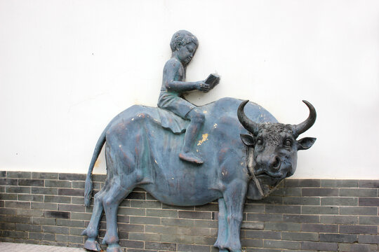 牧童骑牛看书雕塑