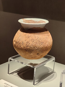 马桥文化泥质篮纹红陶罐