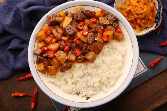 土豆烧鸡盖码饭