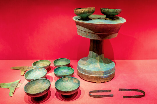 三峡博物馆战国铜俎豆夹组合