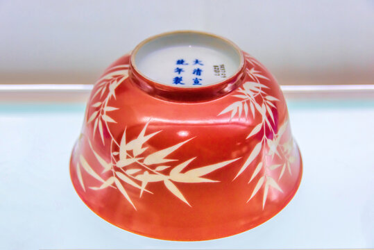 清代宣统款矾红地白竹纹瓷碗
