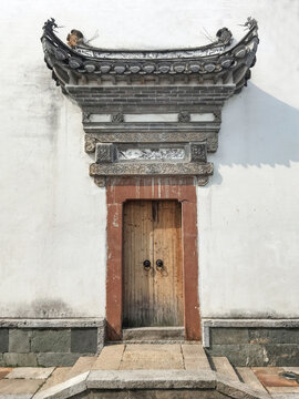 中式传统古宅大门