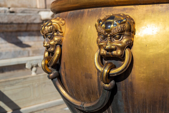 中国故宫铜缸上的狮头装饰