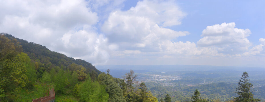 四川蒙顶山俯瞰雅安市名山区