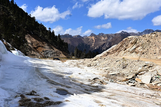 高原雪山