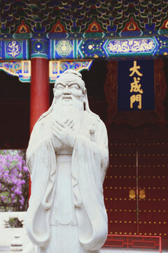 北京孔庙大成门孔子像