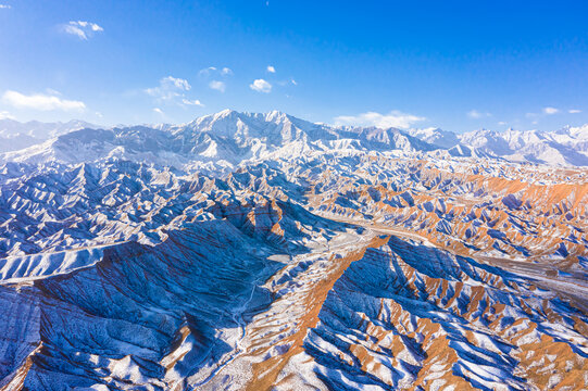 航拍冬季祁连山脉雪景