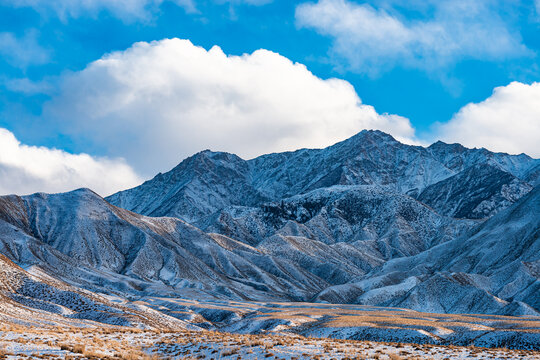 冬季傍晚山岭雪景