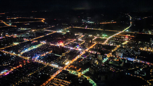 从飞机上俯瞰城市夜景灯光
