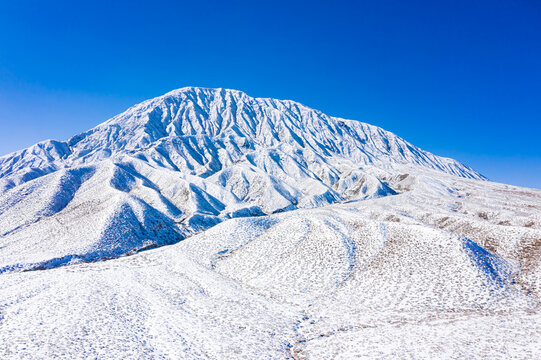 山岭雪景