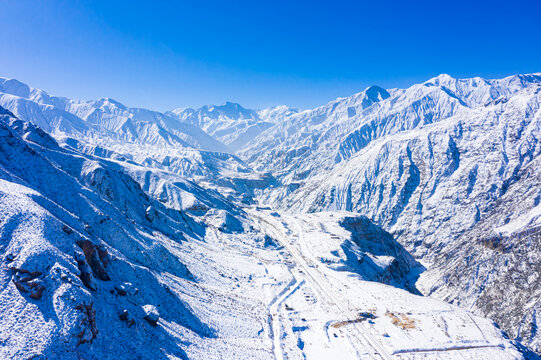 航拍冬季祁连山冰沟峡谷雪景