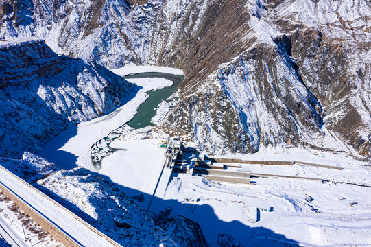 俯拍冰沟峡谷水电站雪景