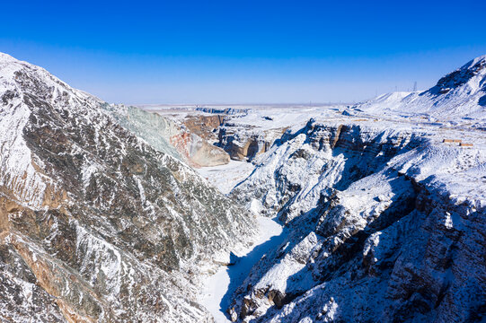 祁连山冰沟峡谷山口雪景