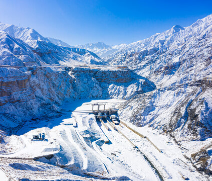 航拍冰沟峡谷水电站雪景