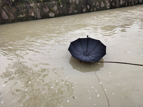 洪水中的雨伞