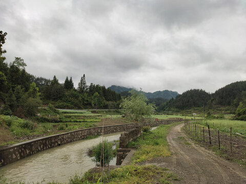 雨后的农村