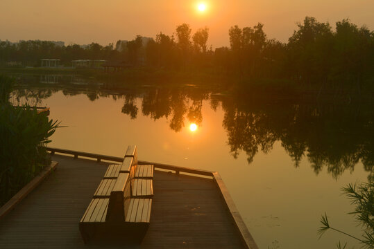 成都东安湖公园傍晚夕阳余晖