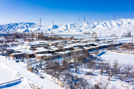 航拍西北山脚农村民舍庭院雪景