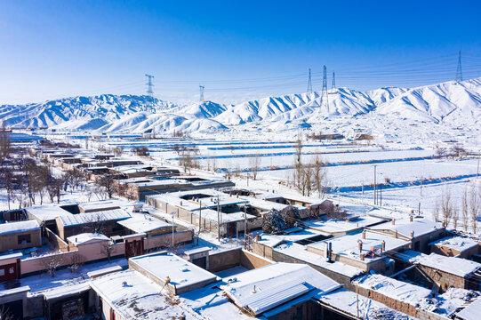 航拍西北山脚农村民舍庭院雪景