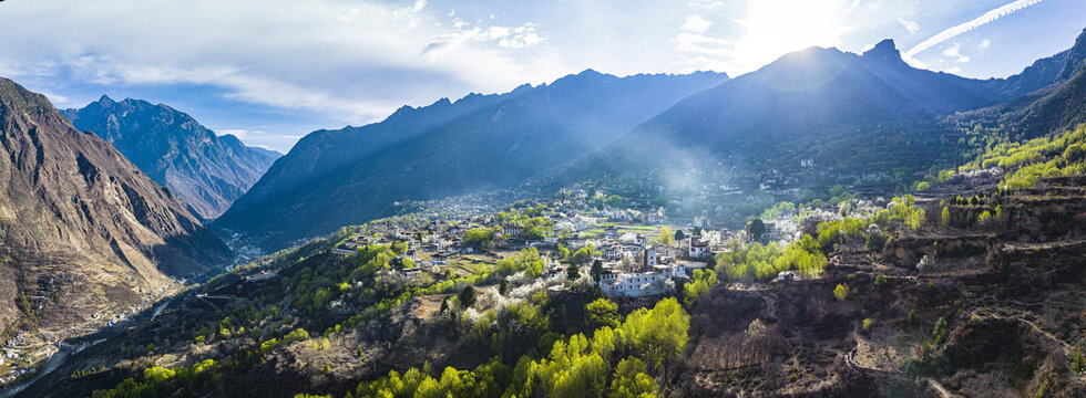 航拍丹巴县中路乡藏寨大景全景