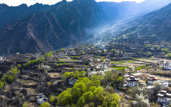 航拍丹巴县中路乡藏寨大景全景