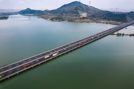 航拍余姚牟山湖与高速公路