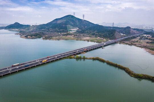 航拍余姚牟山湖与高速公路