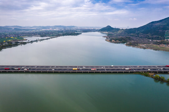 航拍余姚牟山湖与高速公路