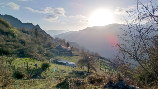 阳光下的高山牧场藏式房屋