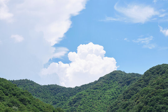 山峰天空