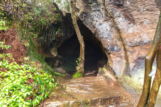 浮山国家地质公园悬崖洞穴