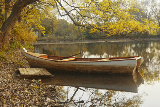 湖泊停泊的木船