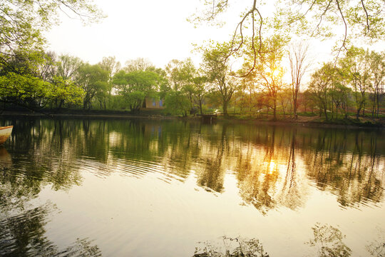 夕阳湖泊美景