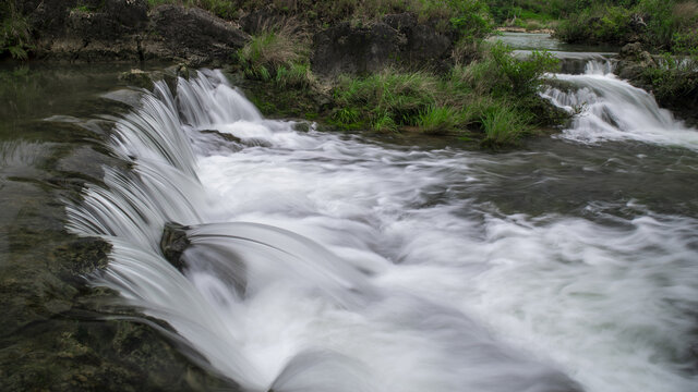 小瀑布溪流流水