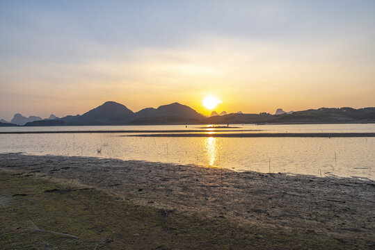 夕阳风景湖泊水库