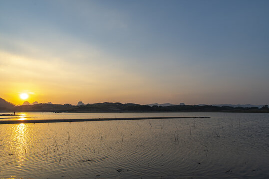 夕阳湖泊水库