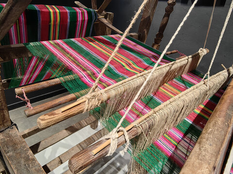老式传统纺织机织布机