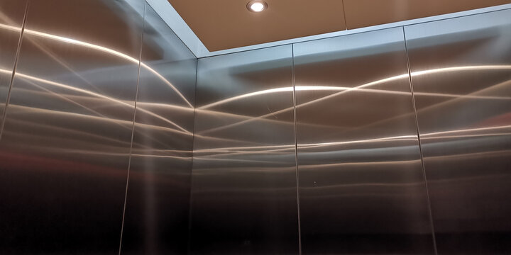 电梯里的光影美学